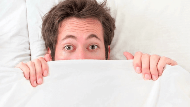L'homme est timide pour la taille du pénis
